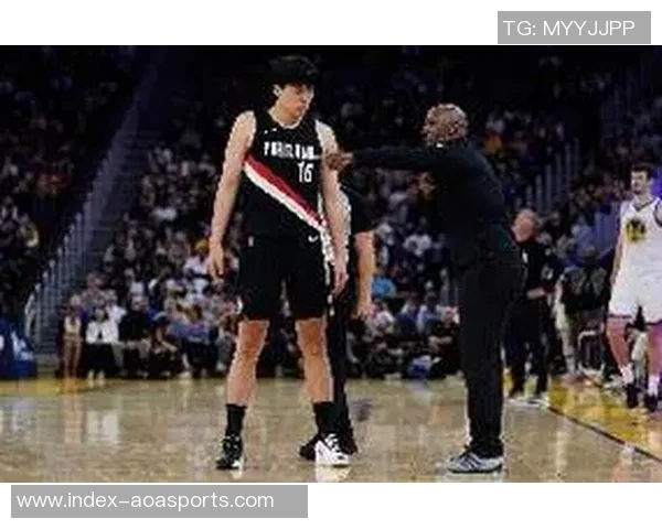 比卢普斯称赞杨瀚森挡拆后决策能力强调其出色的防守阅读能力